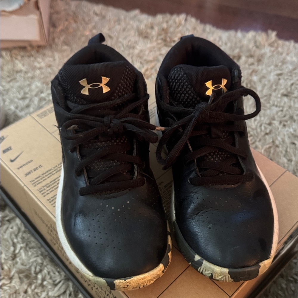 Under Armour Kids Black Shoes size 2.5 guc